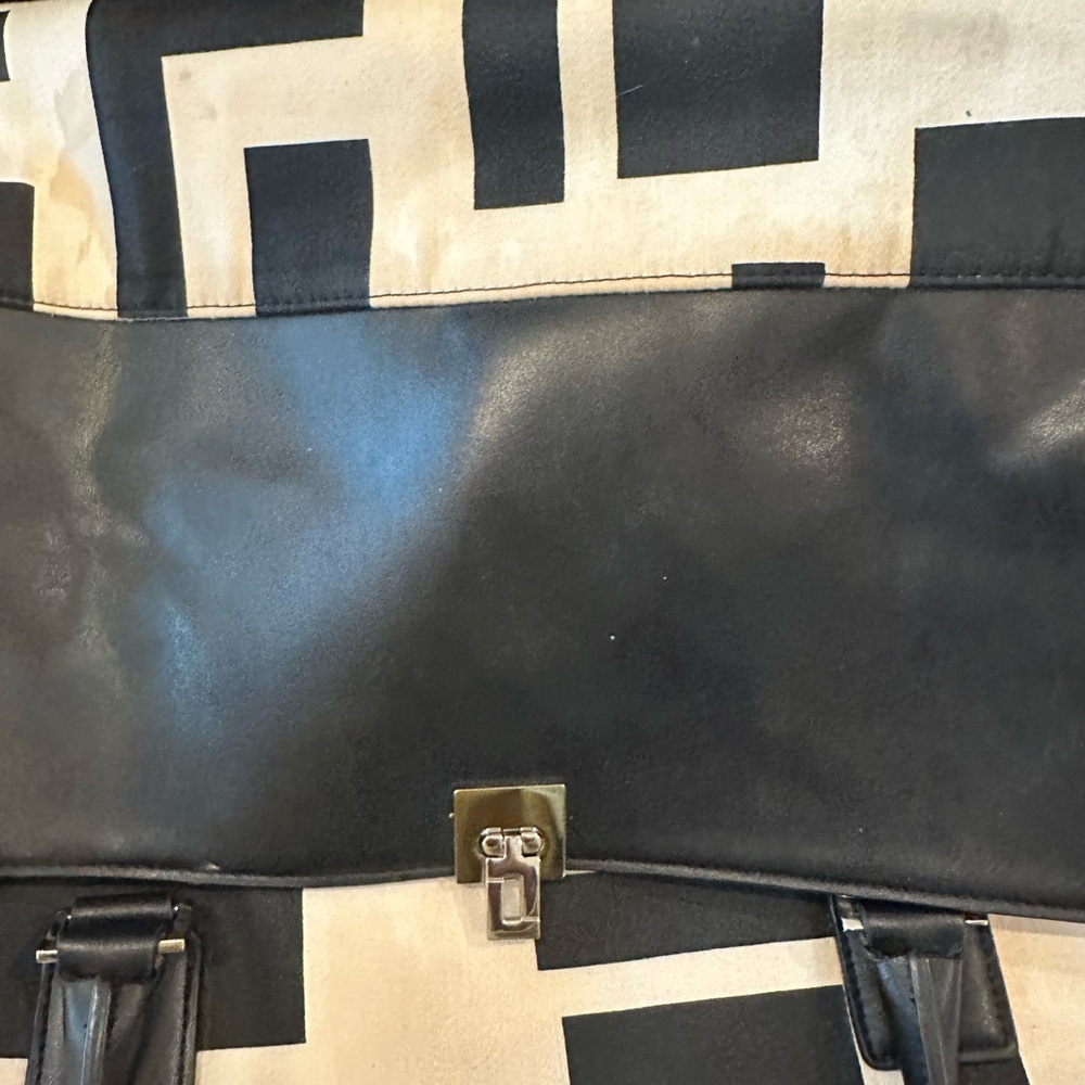 Spacious Black and Cream Geometric Tote Bag. Great carry on or fun beach bag - Picture 9 of 11